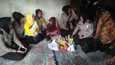 Nenek Roslaini Terharu Disambangi Jumat Barokah Polresta Pekanbaru